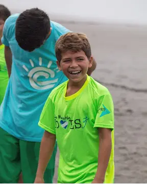 Niños sonrientes del programa Mar de Sueños en la playa