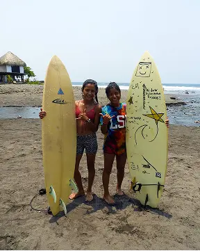 Jóvenes surfistas con sus tablas en la playa de La Libertad