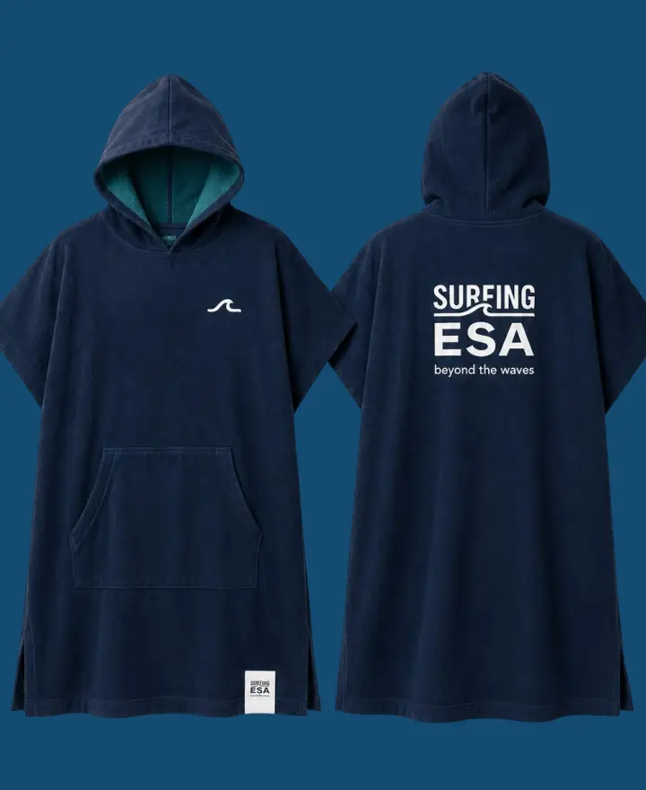Poncho de surf azul marino de Surfing ESA, frente y espalda