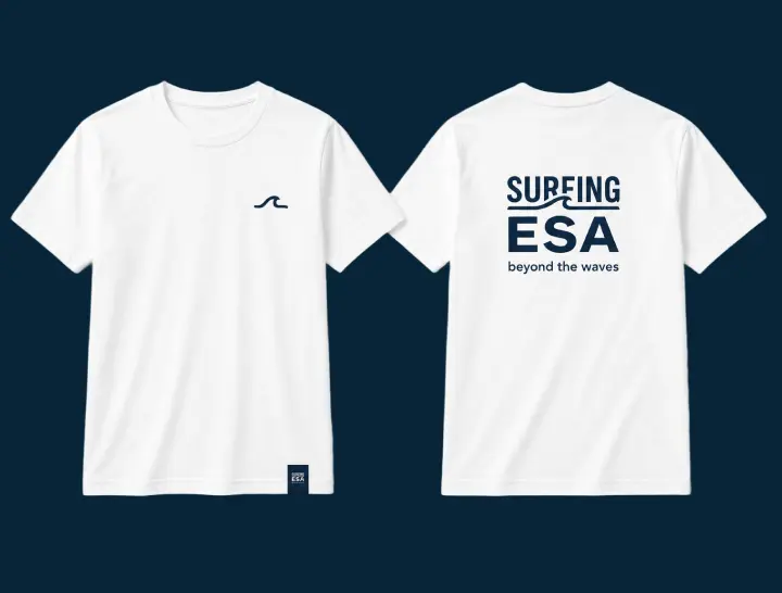 Camiseta blanca de Surfing ESA, frente y espalda