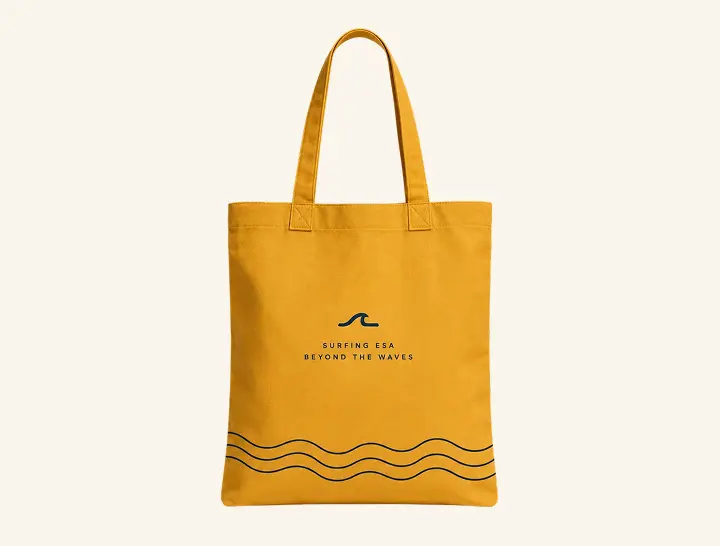 Tote bag amarilla de Surfing ESA con líneas de olas