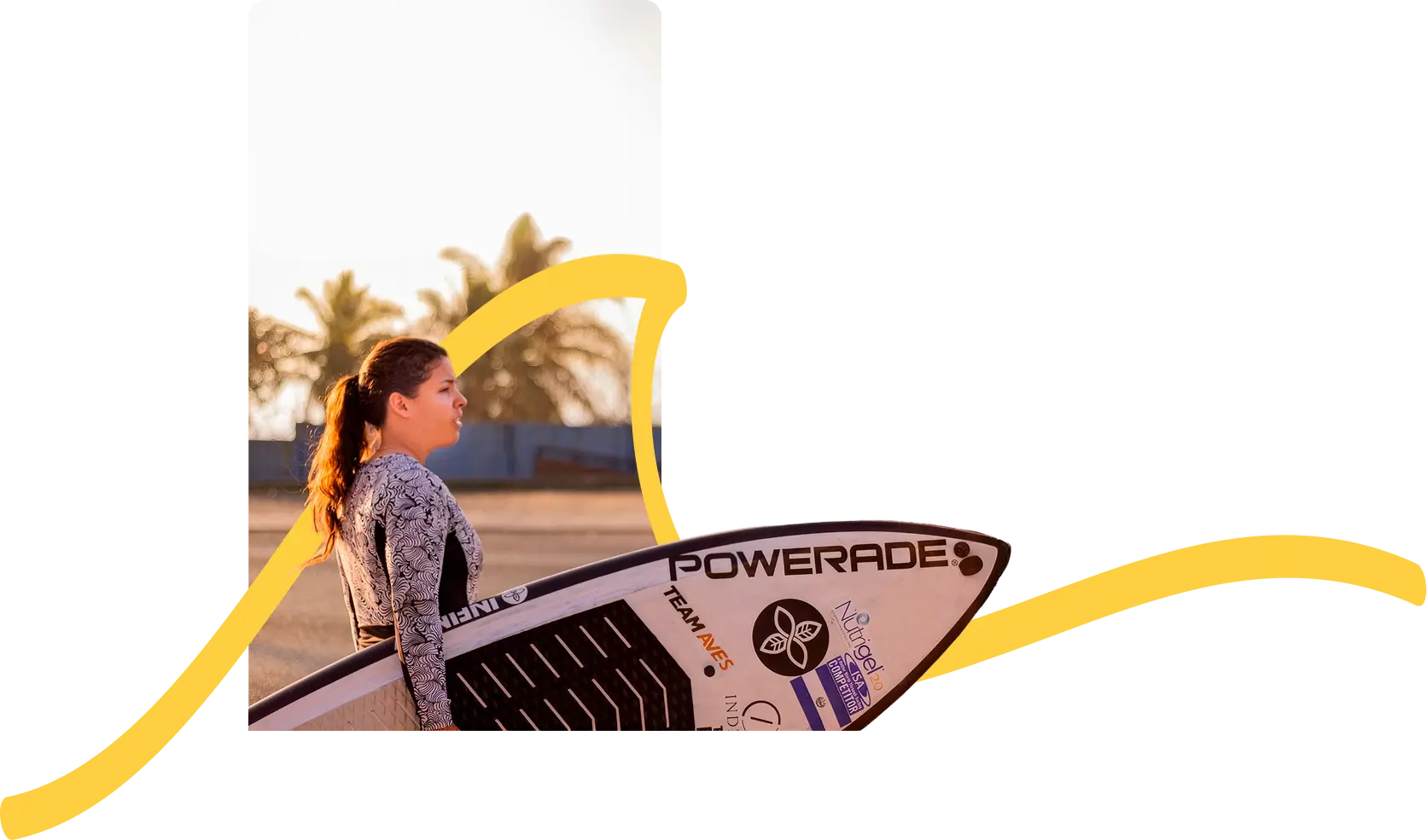 Josselyn Alabi, fundadora y entrenadora principal de Surfing ESA, con su tabla de SUP surf