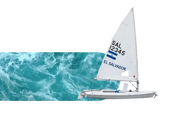 Velero con la bandera de El Salvador sobre agua turquesa
