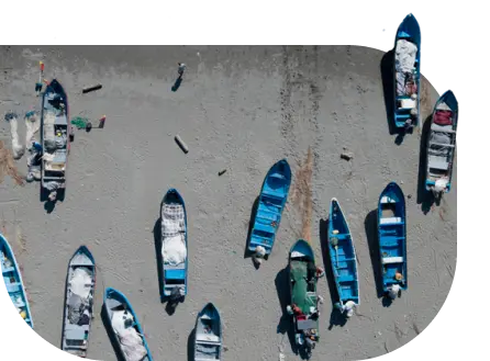 Vista aérea de lanchas de pesca en la playa de La Libertad, El Salvador