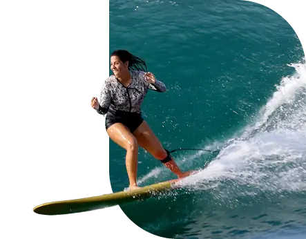 Clase de surf en El Salvador: Joss corriendo una ola en longboard en La Libertad
