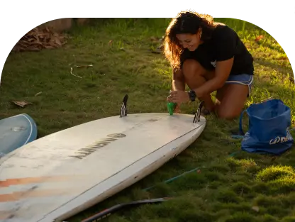 Alquiler de tablas de surf en El Salvador: preparando una tabla con quillas antes de la sesión