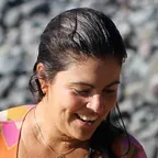 Maria Elena Pacas con su tabla de surf