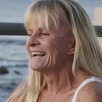 Sherry Correl sonriendo frente al mar en El Salvador